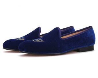 Mocasín azul real Merlutti con corona dorada para graduación y boda