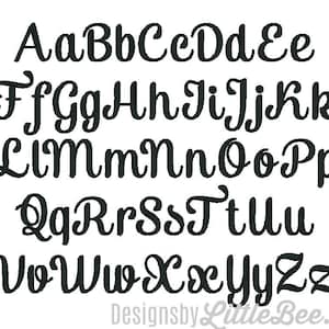 Könnte beinhalten: Eine schwarze und weiße Alphabetschrift in kursiver Schrift. Die Buchstaben sind in Großbuchstaben und alphabetisch geordnet.