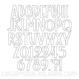 Puede incluir: Alfabeto y números en contorno en blanco y negro. Las letras están en mayúsculas y los números están en una fuente grande y en negrita. La fuente es de estilo simple y de bloque.