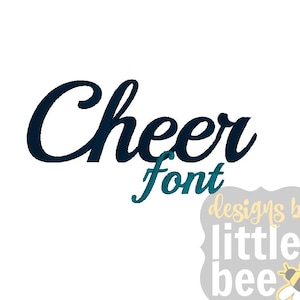 Peut inclure: Police d'écriture "Cheer" en cursive bleu foncé avec "font" en turquoise en dessous. Le texte est sur un fond blanc avec un logo gris et blanc qui dit "designs by little bee" avec une illustration d'abeille jaune et noire.