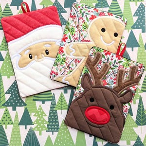 Könnte beinhalten: Drei gesteppte Weihnachts-Topflappen mit Motiven von Weihnachtsmann, Lebkuchenmann und Rentier. Die Topflappen sind mit festlichen Mustern und Farben verziert.