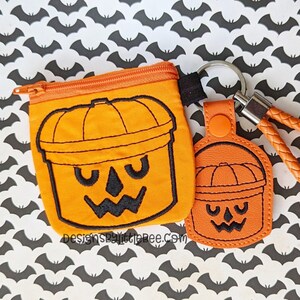 Puede incluir: Juego de monedero y llavero naranja con temática de Halloween. El monedero tiene cierre de cremallera y una cara de jack-o'-lantern bordada en negro. El llavero es un diseño de calabaza a juego con una correa trenzada naranja y herrajes plateados.