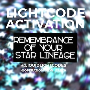 Könnte beinhalten: Eine schwarz-weiße Grafik mit dem Text "Lightcode Activation" und "Remembrance of your Star Lineage" auf einem Hintergrund aus bunten Sternen. Der Text "@LiquidLightCodes" und "@Operation_New_Earth" ist ebenfalls enthalten.