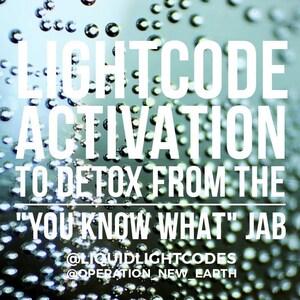 Könnte beinhalten: Eine weiße Textgrafik auf einem verschwommenen Hintergrund aus Wassertropfen. Der Text lautet "LIGHTCODE ACTIVATION TO DETOX FROM THE "YOU KNOW WHAT" JAB @LIQUIDLIGHTCODES @OPERATION_NEW_EARTH".