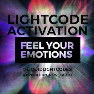 Könnte beinhalten: Ein bunter abstrakter Hintergrund mit dem Text "LIGHTCODE ACTIVATION FEEL YOUR EMOTIONS" in schwarzer Schrift. Dem Text folgen die Social-Media-Handles "@LIQUIDLIGHTCODES" und "@OPERATION_NEW_EARTH".