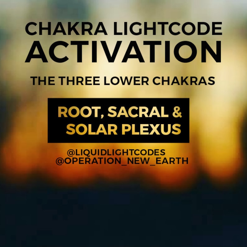 K&ouml;nnte beinhalten: Eine Grafik mit einem verschwommenen Sonnenuntergangs-Hintergrund und schwarzem Text, der "Chakra Lightcode Activation The Three Lower Chakras Root, Sacral & Solar Plexus @LiquidLightCodes @Operation_New_Earth" lautet.