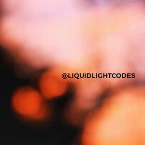 K&ouml;nnte beinhalten: Abstraktes Bild mit verschwommenem Hintergrund in Rosa-, Orange- und Schwarzt&ouml;nen. Der Text "@LIQUIDLIGHTCODES" wird unten im Bild in Wei&szlig; angezeigt.