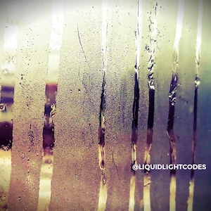以下が含まれることがあります： 垂直な縞模様と水滴のある濡れた表面の抽象的な画像。カラーパレットには紫、茶色、黄色の色合いが含まれており、右下に「@LIQUIDLIGHTCODES」の文字があります。