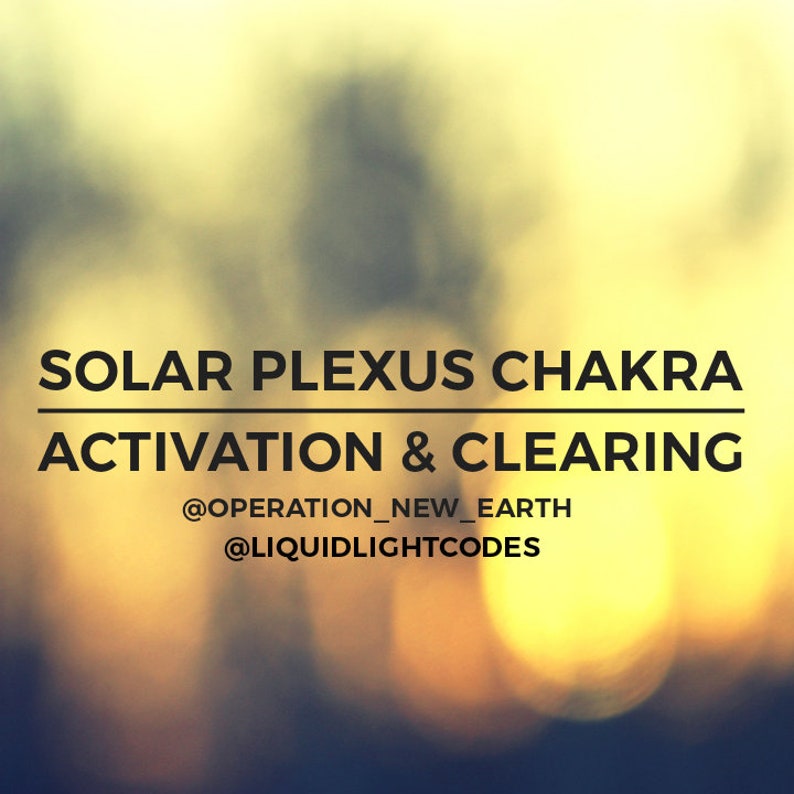 K&ouml;nnte beinhalten: Ein verschwommener Sonnenuntergangs-Hintergrund mit dem Text "SOLAR PLEXUS CHAKRA ACTIVATION & CLEARING" in schwarzer Schrift. Unter dem Text befinden sich die Social-Media-Handles "@OPERATION_NEW_EARTH" und "@LIQUIDLIGHTCODES".