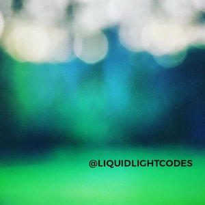 K&ouml;nnte beinhalten: Abstraktes Bild mit verschwommenem Hintergrund in Wei&szlig;-, Blau- und Gr&uuml;nt&ouml;nen. Der untere Teil des Bildes ist hellgr&uuml;n, mit dem Text "@LIQUIDLIGHTCODES" in Schwarz.