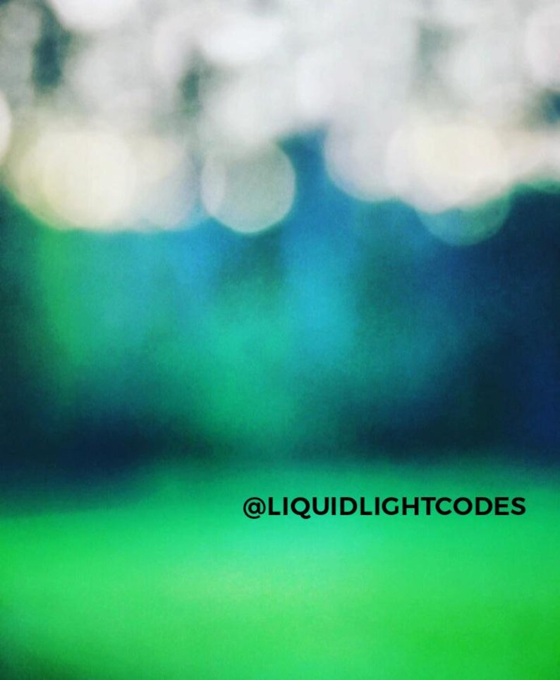 K&ouml;nnte beinhalten: Abstraktes Bild mit verschwommenem Hintergrund in Wei&szlig;-, Blau- und Gr&uuml;nt&ouml;nen. Der untere Teil des Bildes ist hellgr&uuml;n, mit dem Text "@LIQUIDLIGHTCODES" in Schwarz.