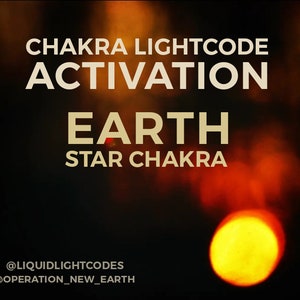 Op de afbeelding: Een digitale illustratie van een gloeiende oranje en gele zon met de tekst "Chakra Lightcode Activation Earth Star Chakra" in een gouden lettertype. De tekst staat op een zwarte achtergrond. De social media handles @liquidlightcodes en @operation_new_earth staan onderaan de afbeelding.