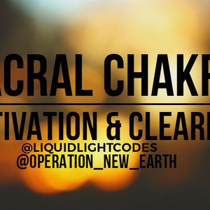 K&ouml;nnte beinhalten: Eine Grafik mit einem verschwommenen orangefarbenen und gelben Hintergrund. Der Text "SACRAL CHAKRA ACTIVATION & CLEARING" ist in schwarzen, fetten Buchstaben. Unter dem Text befinden sich die Social-Media-Handles "@LIQUIDLIGHTCODES" und "@OPERATION_NEW_EARTH".
