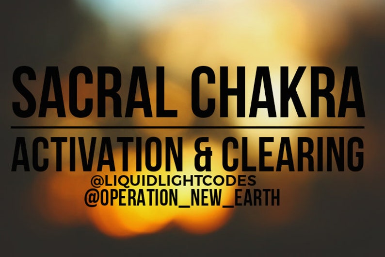 K&ouml;nnte beinhalten: Eine Grafik mit einem verschwommenen orangefarbenen und gelben Hintergrund. Der Text "SACRAL CHAKRA ACTIVATION & CLEARING" ist in schwarzen, fetten Buchstaben. Unter dem Text befinden sich die Social-Media-Handles "@LIQUIDLIGHTCODES" und "@OPERATION_NEW_EARTH".
