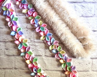 2-DELIGE SET!  prachtige bloemenlintlei 4-strengs lei met pastelkleurige bloemen, met een ivoorkleurige wimperlei.