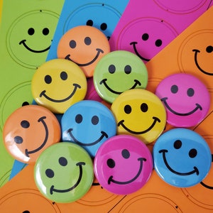 Smiley Face Buttons 10 Pack: Retro 70s Style Party Favors (1.5&quot;)