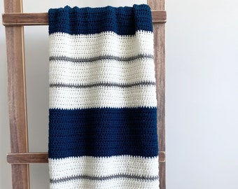 Coperta di lancio a strisce all'uncinetto. Blu zaffiro, Bianco, Grigio.
