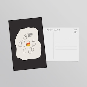 Könnte beinhalten: Eine schwarze Postkarte mit einer Cartoon-Illustration von Geistern und Zuckermais. Der Zuckermais befindet sich in der Mitte der Geister. Der Text "IT'S CALLED FASHION. SWEETIE." steht über dem Zuckermais. Die Rückseite der Postkarte ist weiß.