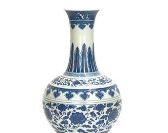 A Finely Painted Chinese Qing Qianlong Style Blue and White Floral Porcelain Vase