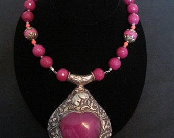 Collar de cuentas de ágata rosa con colgante de corazón de ágata de plata tallada