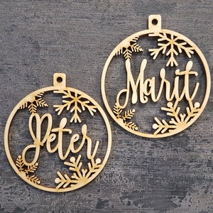Primo pallina di Natale personalizzata Pallina personalizzata con nomi tagliati al laser Natale Etichette regalo di NATALE PERSONALIZZATE con nome regalo di Natale in legno