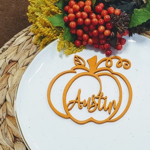 Tarjetas de lugar para Acción de Gracias, decoración de mesa con calabaza naranja, tarjetas de lugar con calabaza, tarjetas de nombre para Acción de Gracias cortadas con láser, tarjetas de lugar de madera cortadas con láser