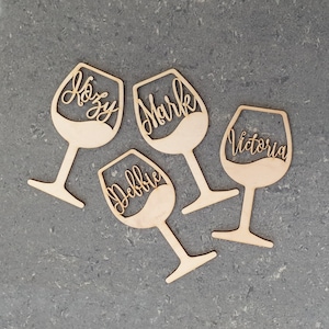 Wijnglas met namen bruiloft Decor hout Wijnglas Plaatskaarten bruiloft Plaatskaarten wijn Bruiloft tafeldecor Bruiloft CUSTOM borden