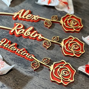 Blume mit Name Blume Tischkarte Benutzerdefinierte rose Dekore Holzrose Personalisierte Holzblume Individuelle Name Rose Valentinstag Rose Muttertag rose