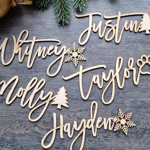 Weihnachten Platzkarten Weihnachtsbaum Weihnachtsbaum Strumpf Tags Frohe Weihnachten Geschenkanhänger personalisierte Weihnachtsanhänger mit Dekoren, Holzpfoten