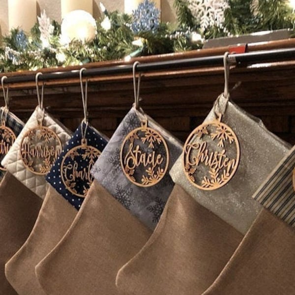 Adornos navideños personalizados, adornos navideños personalizados, nombres cortados con láser, etiquetas de regalo navideñas personalizadas con año y nombre.