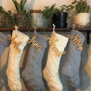 Weihnachtsstrumpfanhänger Personalisierte Weihnachtsstrumpfanhänger Weihnachtsgeschenkanhänger mit einer Schleife
