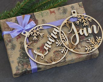 Palline per albero di Natale, decorazioni per albero di Natale, ornamenti personalizzati con nomi tagliati al laser, etichette regalo personalizzate per Natale con anno e nome.