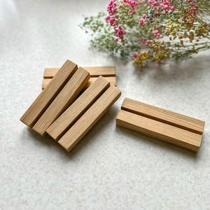 Houten basis bruiloft tafelnummerstandaards 3 mm acryl bordstandaard basis om borden vast te houden Houten bordhouder voor bruiloft bewegwijzeringstandaard hout eiken