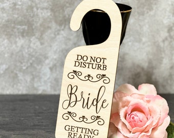 Colgador de puerta NOVIA MADERA NATURAL La novia se está preparando colgador de puerta Letrero de puerta personalizado no molestar a la novia letrero de puerta de madera boda