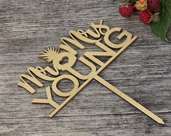Pode incluir: Topper de bolo de madeira dourado com o texto "Mrs. Young" e um design de abacaxi.