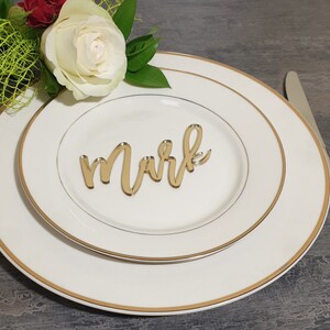 Cartões de lugar dourados, cartões de lugar de casamento, nomes cortados a laser, configurações de lugar personalizadas, nomes de madeira, cartão de lugar para festa de noiva, cartões de casamento, decoração de festa