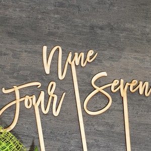 Houten tafelnummers met stok Houten tafelnummers voor de vaas Aangepaste trouwtafelnummers tekst tafelnummer scripttafelnummers decor