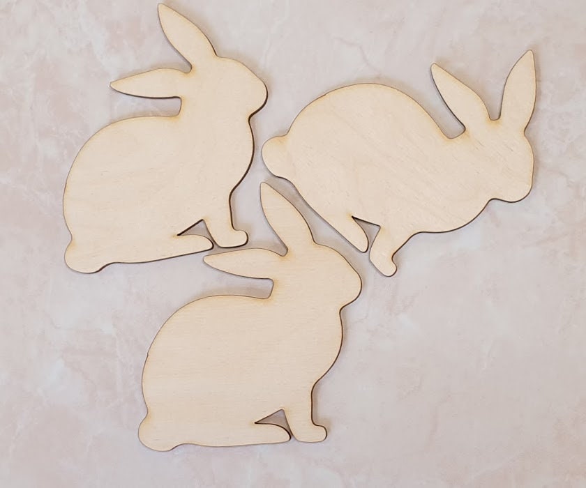 Projet artisanal inachevé de découpe de bois de lapin de Pâques en forme de  lapin de Pâques -  France