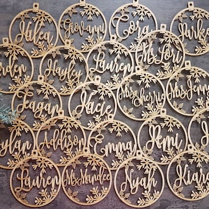 Palline di Natale personalizzate, pendenti di NATALE personalizzati in legno, ornamenti con nomi tagliati al laser, etichette regalo di NATALE con nome, decorazioni natalizie in legno