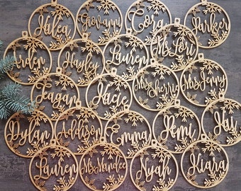 Custom kerstballen gepersonaliseerde KERSThangers in houten ornament lasergesneden namen KERSTcadeaulabels met naam houten kerstdecor