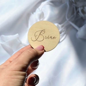 Etichette circolari per MATRIMONIO Segnaposto Segnaposto per COMPLEANNO incisi Nomi incisi e tagliati al laser personalizzati Segnaposto circolari Segnaposto per feste incisi
