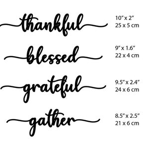 Pode incluir: Sinais de arte de palavras em it&aacute;lico preto. As palavras &laquo;thankful&raquo;, &laquo;blessed&raquo;, &laquo;grateful&raquo; e &laquo;gather&raquo; s&atilde;o exibidas. &laquo;Thankful&raquo; mede 25 x 5 cm, &laquo;blessed&raquo; mede 22 x 4 cm, &laquo;grateful&raquo; mede 24 x 6 cm e &laquo;gather&raquo; mede 21 x 6 cm.