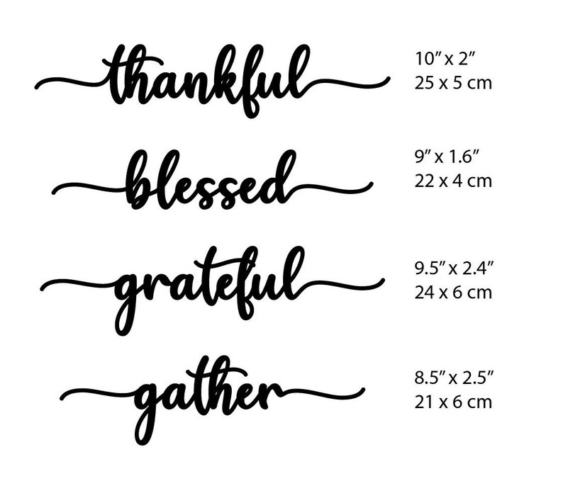 Pode incluir: Sinais de arte de palavras em it&aacute;lico preto. As palavras &laquo;thankful&raquo;, &laquo;blessed&raquo;, &laquo;grateful&raquo; e &laquo;gather&raquo; s&atilde;o exibidas. &laquo;Thankful&raquo; mede 25 x 5 cm, &laquo;blessed&raquo; mede 22 x 4 cm, &laquo;grateful&raquo; mede 24 x 6 cm e &laquo;gather&raquo; mede 21 x 6 cm.