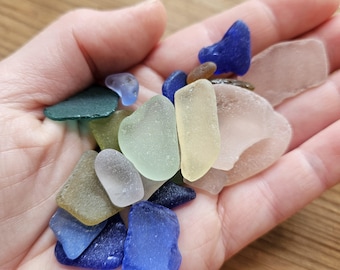 Artesanato com vidro do mar genuíno, raro e colorido em tons de rosa, azul e amarelo.