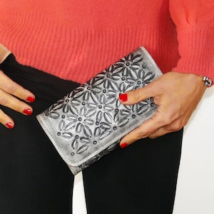 Handcrafted Tooled Leather Wallet: Women&#39;s Cowhide Purse