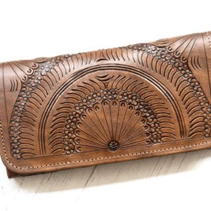 Cartera compacta de piel roja repujada: tríptico minimalista y delgado Brown