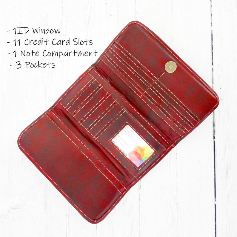 Puede incluir: Una cartera de cuero roja con 11 ranuras para tarjetas de cr&eacute;dito, 1 compartimento para billetes, 3 bolsillos y una ventana de identificaci&oacute;n.
