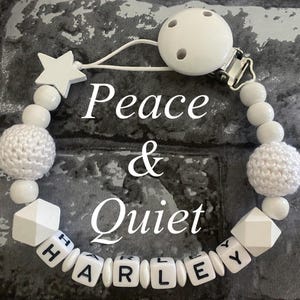 Hermoso clip para chupete personalizado hecho a mano, cadena para chupete de madera, clip para chupete de madera para niño o niña en blanco con letras gruesas