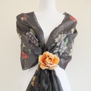 Handbemalter Seidenschal mit schwarzem Blumenmuster | Langer schwarzer Seidenschal | Elegante bemalte Stola | Zeremonielle Stola | Brautschal aus Seide