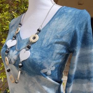Langärmliges Baumwollhemd, handgefärbt mit natürlichem Indigo | Handgefärbter Shibori-Pullover für Damen